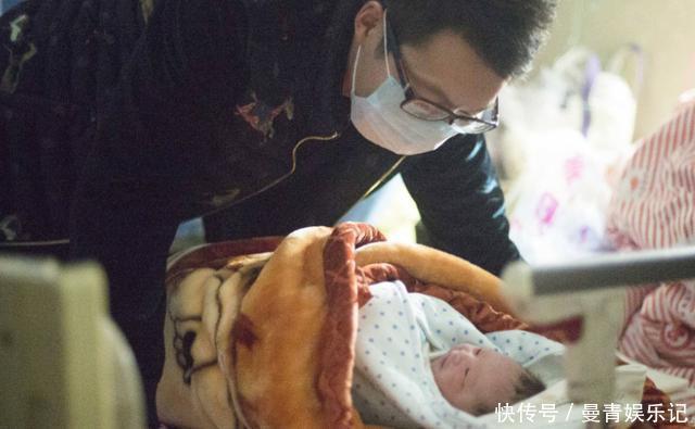 妻子|产房外爸爸得知生了个“小棉袄”,反应引人注目,网友:太真实了
