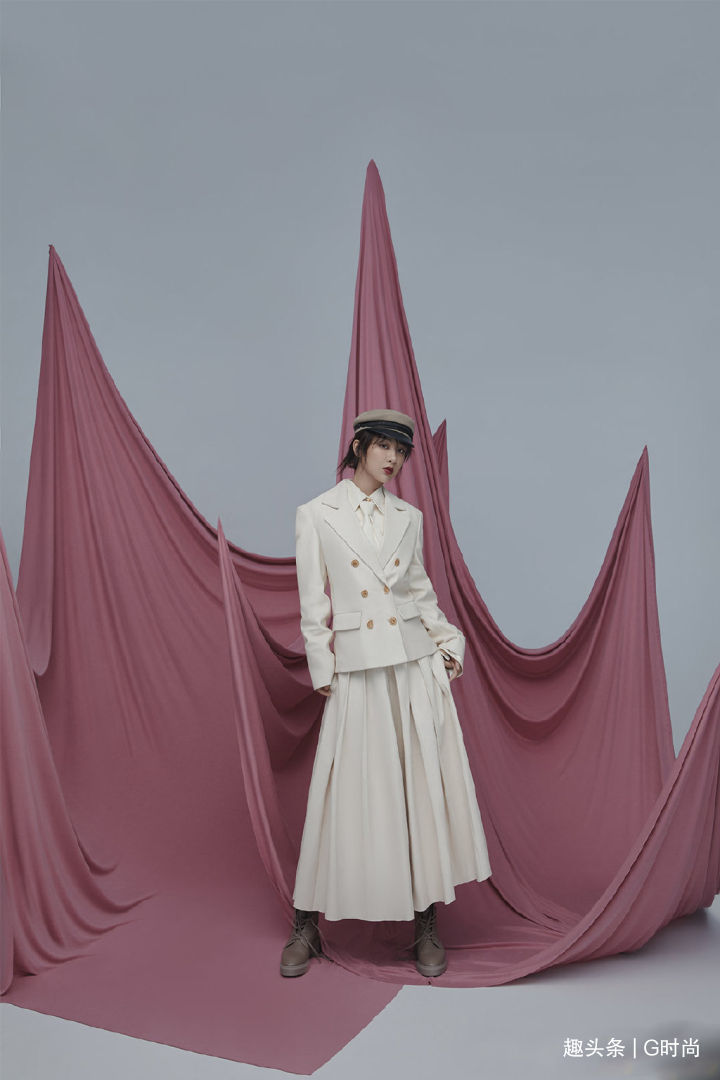 穿搭 明星们争相示范早秋穿搭,轻松舒适不失时髦感,还很容易学