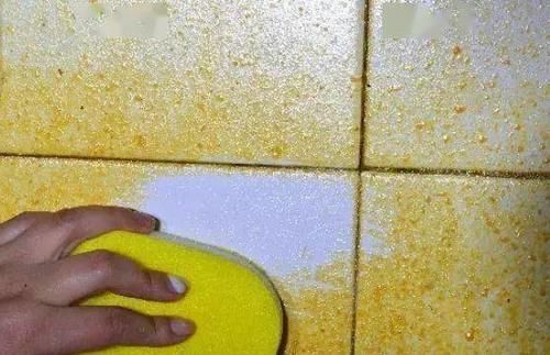 厨房墙砖又黄又油?用“它”喷一喷,不用水不用刷,墙面锃光亮