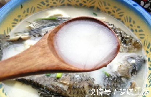 味鲜|炖鱼汤时,不要直接加水炖!大厨教你3招,汤浓味鲜,好喝无腥味