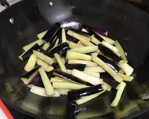 炒茄子时，只泡水是不行的，多加“这一步”，口感好还不油腻