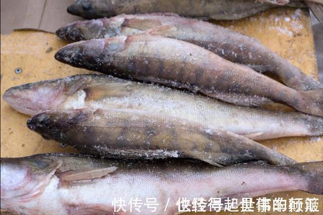 不管解冻什么鱼，都别直接用水泡，渔民教你一妙招，跟活鱼一样鲜