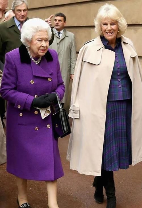 72岁卡米拉比94岁英女王怕冷,女王光腿她穿长靴,小22没女王年轻