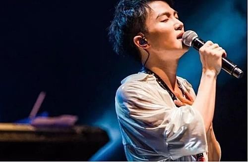 学员们|周深虽然平时综艺里很温和,但是涉及到唱歌,他就贼认真