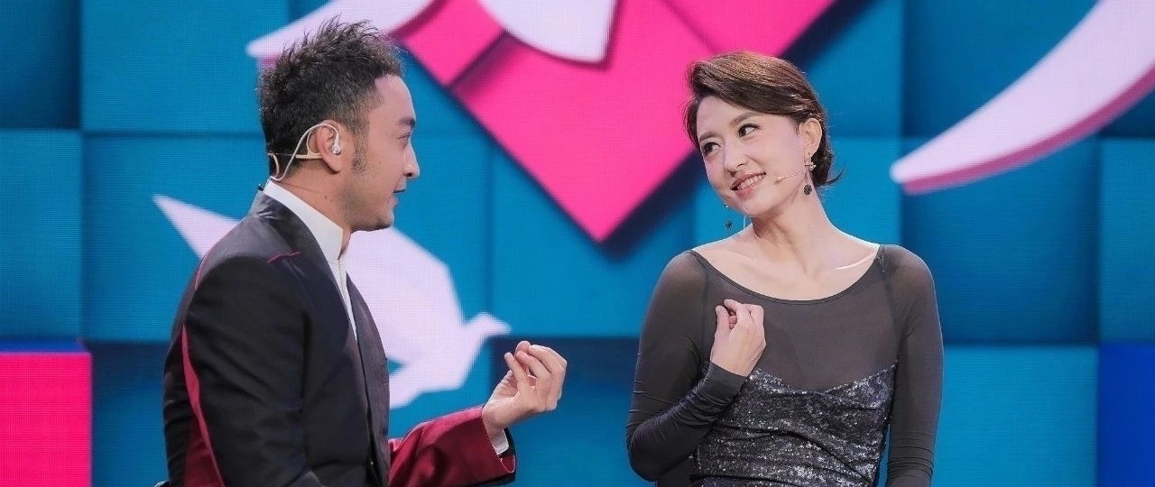 她是央视主持人，却嫁给了大自己20岁的老公，两人站一起就像父女