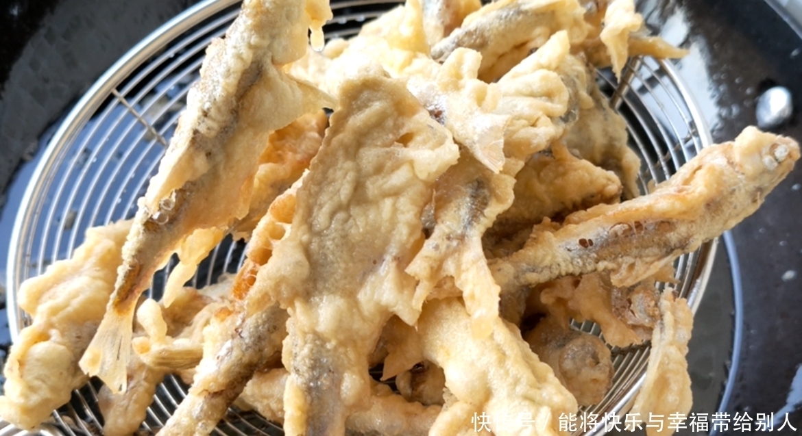 油炸小鱼时,用面粉还是用淀粉?教你正确做法,酥脆好吃不回软