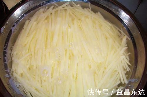 炒土豆丝，先放醋还是后放醋？老师傅：顺序对了，更爽脆更好吃