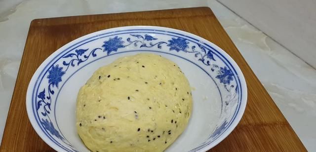 我家面粉就爱这样做,加4个鸡蛋,做法比麻花简单,比油条都好吃