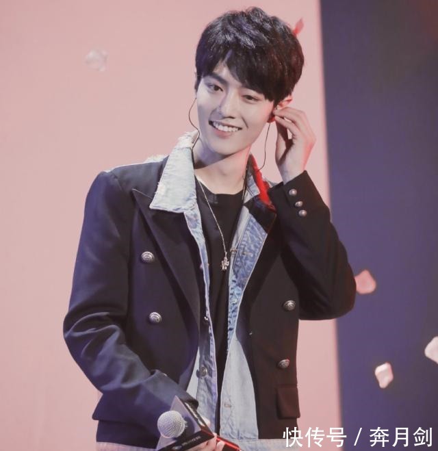 肖战|《陈情令》见面会引粉丝不满,王一博为肖战怼主持人反被肖战安抚