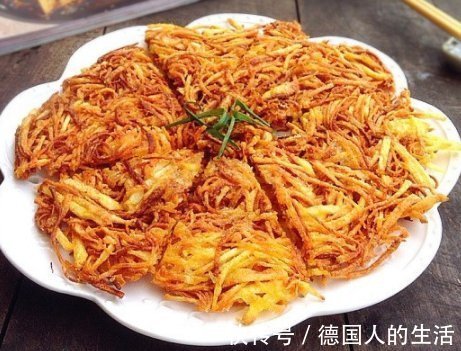 全家|土豆丝别只会炒,加上半碗面粉,10分钟解决全家早餐,香酥脆