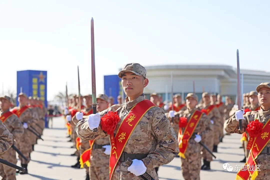 威武！这些新兵入伍时获赠“从戎之剑”！