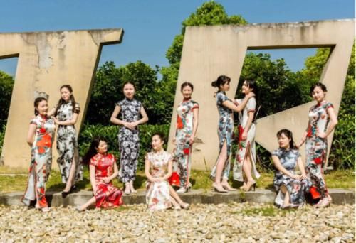 大学生“旗袍毕业照”，女生唯美男生惊艳，网友：回眸一笑百媚生