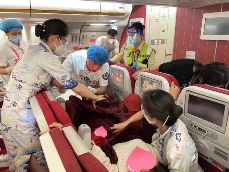 护士|女乘客羊水破裂即将分娩 机组、护士旅客协助产妇机上顺利生产
