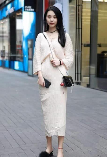 街拍，美女好身材有着独特的魅力，搭配瞬间提升气质