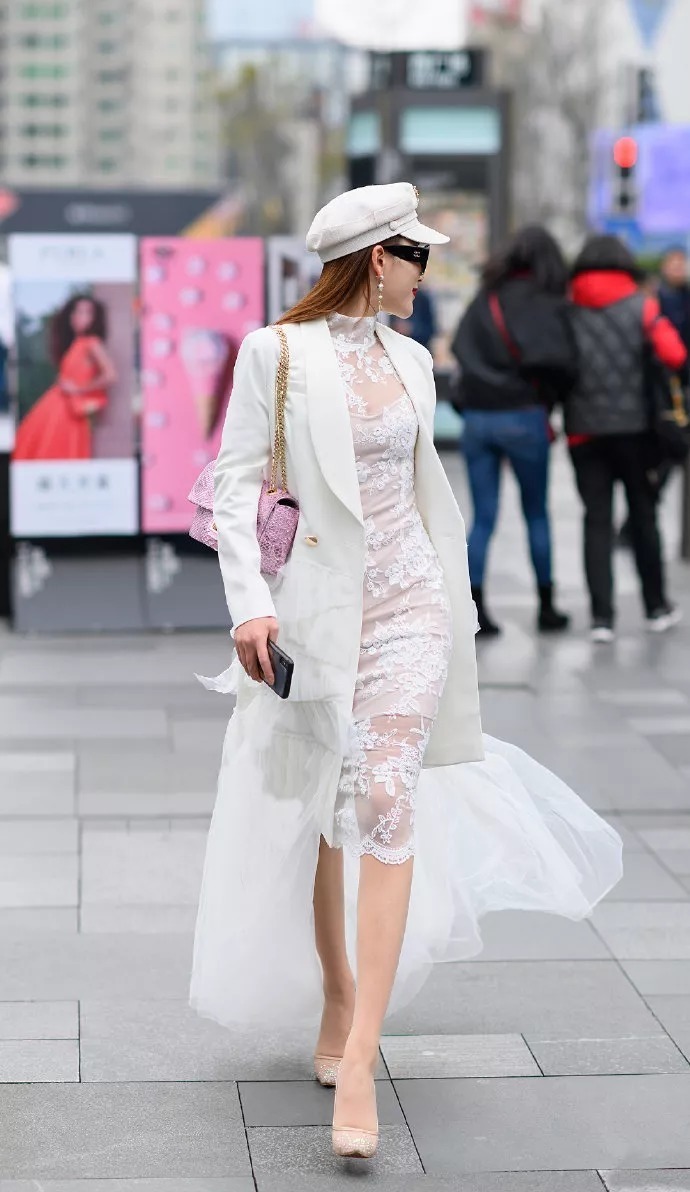 高跟鞋气质优雅,衬托出女生娇美身材