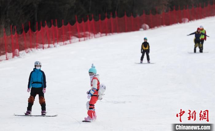 抢抓“雪尾巴” 辽宁沈阳滑雪场迎大批游客