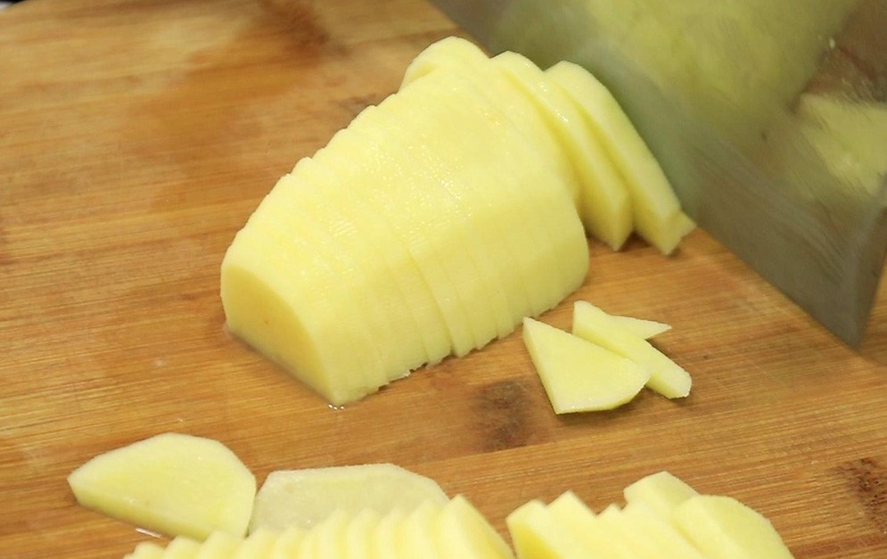 饭店的红烧土豆片为啥清脆好吃,原来多做一步,大厨教你做