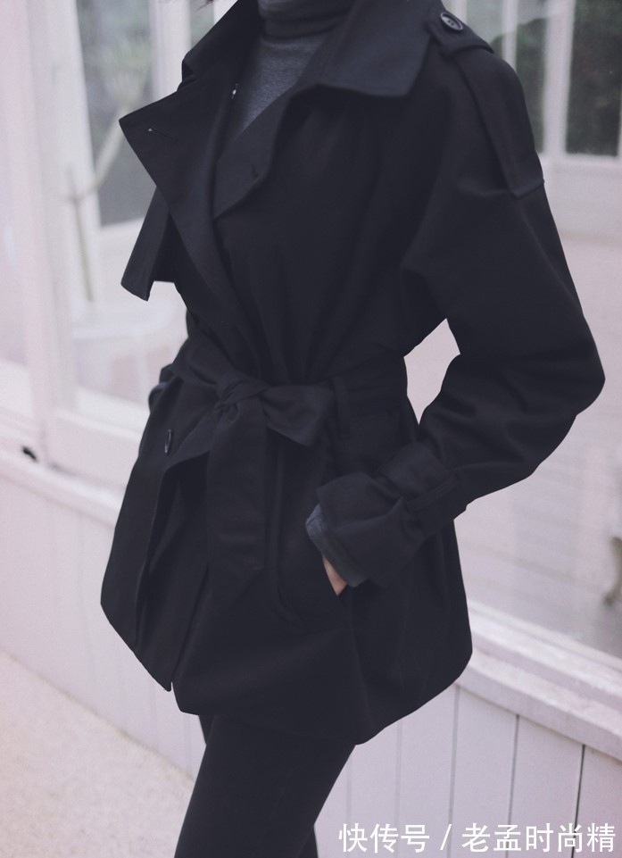 风衣|纯手工水洗棉面料的风衣,与深色的牛仔裤搭配显得英气十足