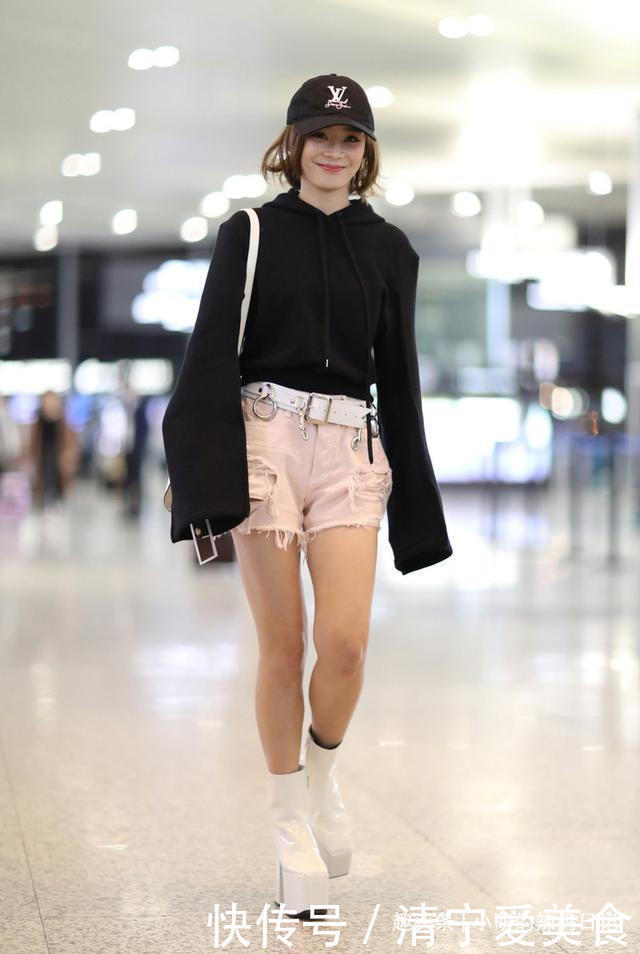 早秋穿卫衣,建议搭配这5款“下装”!青春时髦,谁穿谁好看