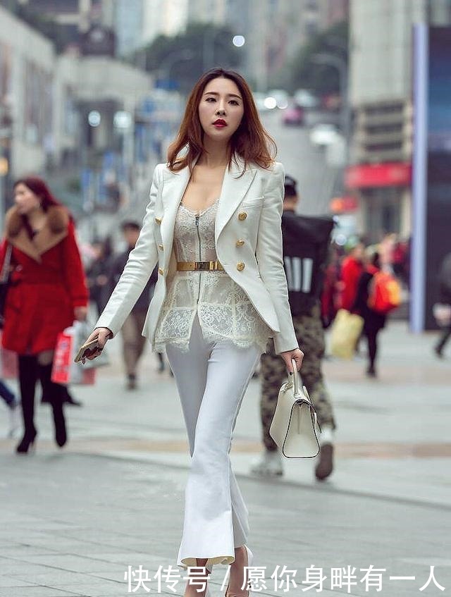 衣服|喇叭腿裤子才显瘦,让女生都喜欢,原来时尚就是复古!