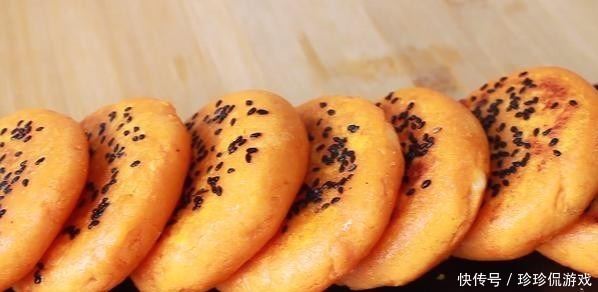 用红薯来烙个红薯芝士饼,外酥里嫩,一口下去满满的芝士流出来