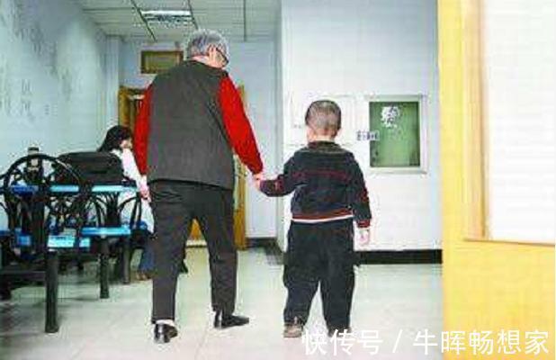 孩子|3岁儿子被丢在幼儿园,爹妈3天没来接,老师看到书包里面红了眼