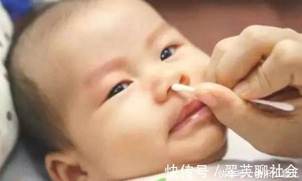 睡着|宝宝吃饱睡着后,全家人一起打麻将,等看娃时,都被吓得不轻