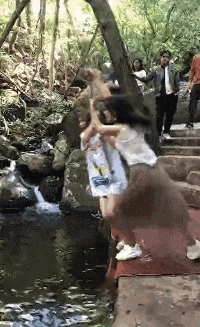 |搞笑GIF:撞衫不可怕 谁小谁尴尬