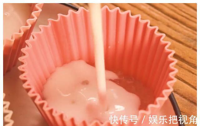 孩子爱吃的椰汁西米糕，软嫩甜香，营养又解馋，吃了一次还想吃