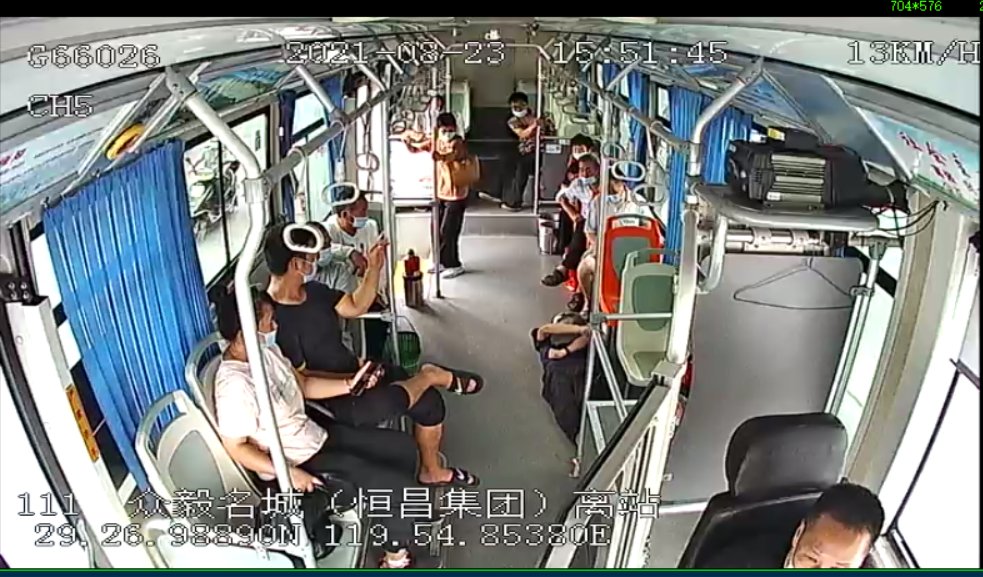 救护车|浦江：乘客突发癫痫 公交车变成“救护车”
