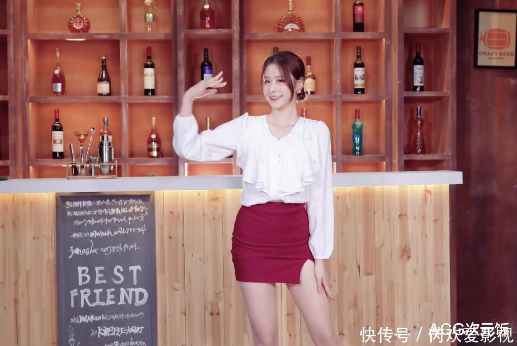 区里|B站舞蹈区阿姨搞出花操作，90后的经典回忆？但装束太紧了