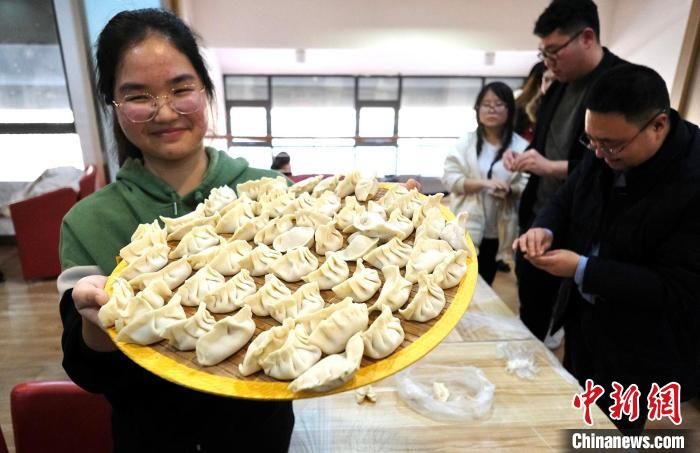 小福袋|南京高校师生共包“状元饺”为考研学子助力