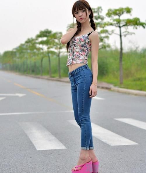 穿搭|美女穿搭：牛仔裤小姐姐突显女人出众身材，穿出摩登气息