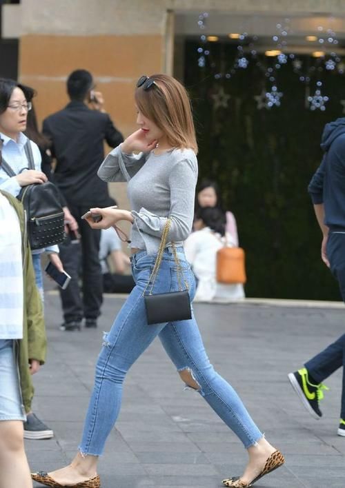 街拍美女：好看也就算了，还向我抛了一个媚眼