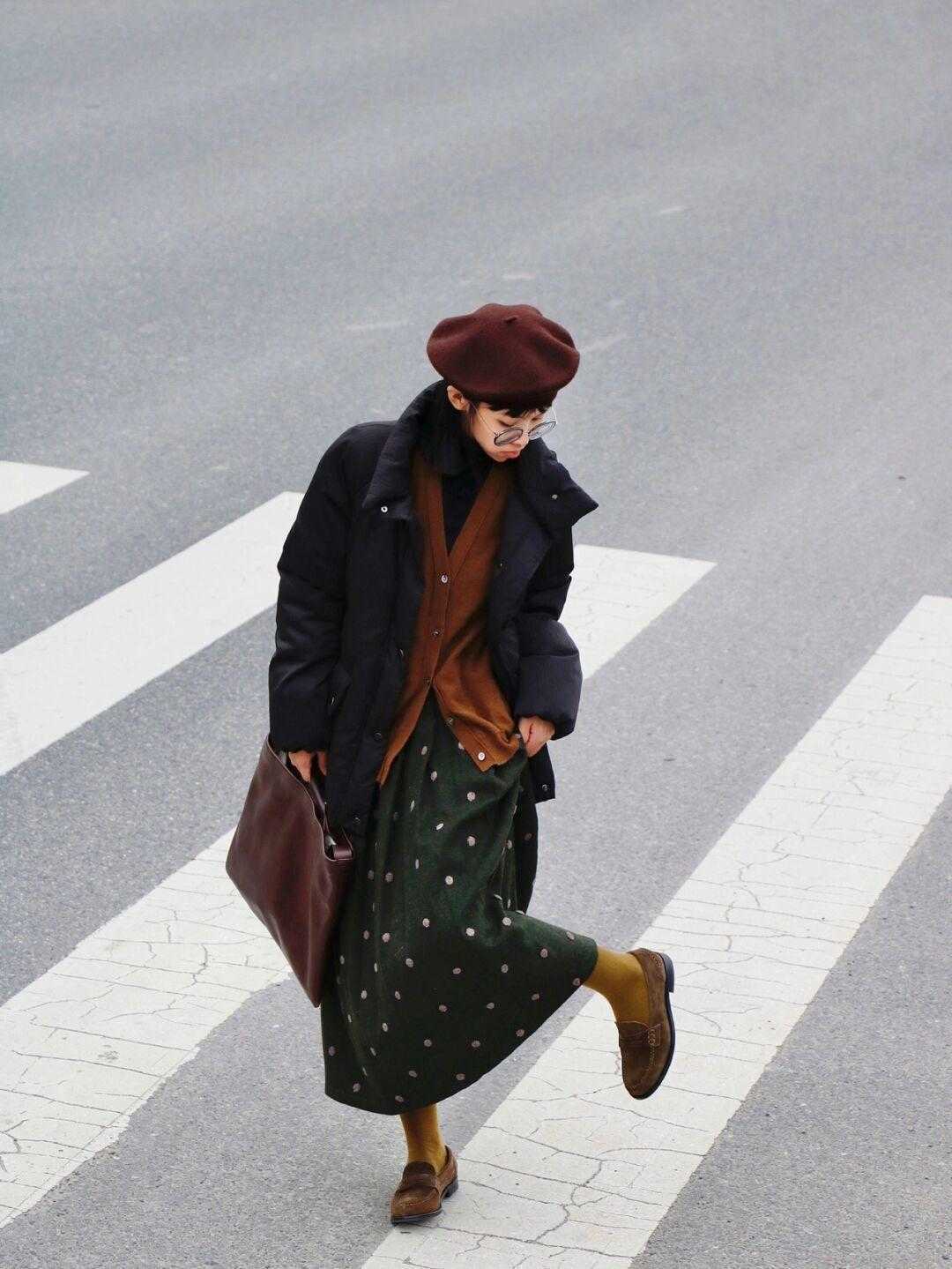 羽绒服|又被“黑色羽绒服”惊艳到,款式简单却很显气质,你有了吗?