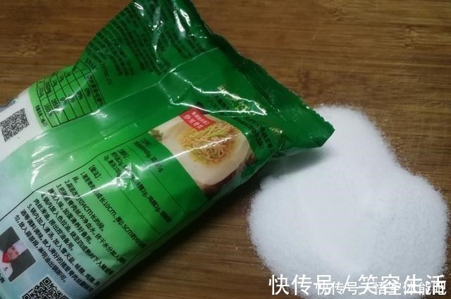 水分|调饺子馅用盐的窍门,正确使用,饺子馅才能鲜香美味没有汤汁
