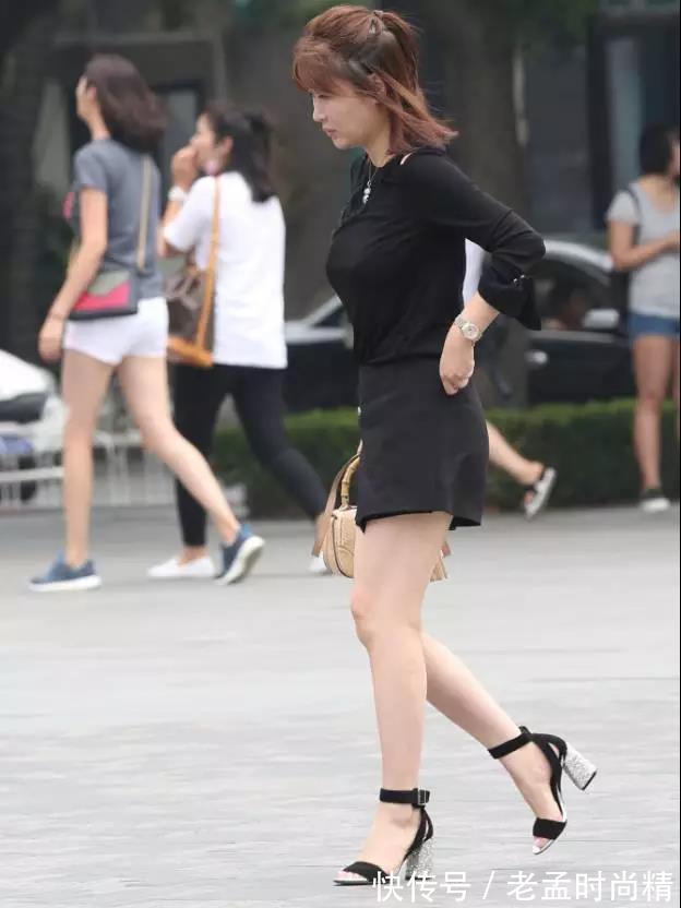 性感 街拍:在微风中走路的风韵性感少妇