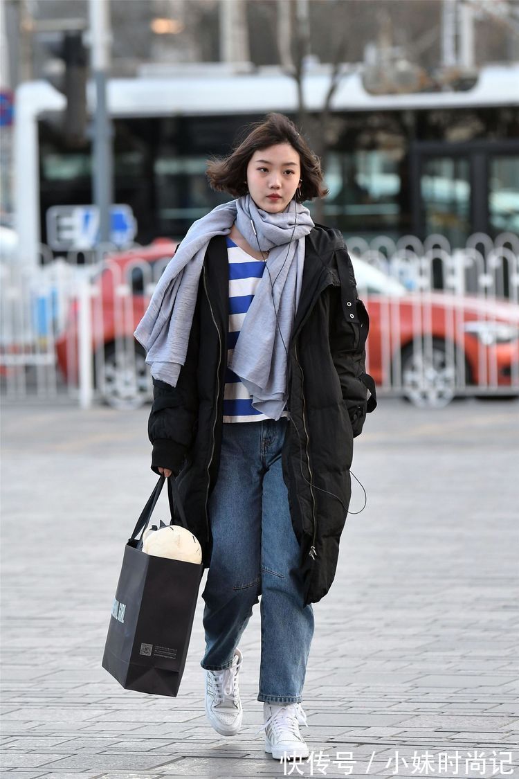 毛呢连衣裙|街拍:美女搭配粉红色的毛呢连衣裙,黑色高跟过膝靴,非常时尚!