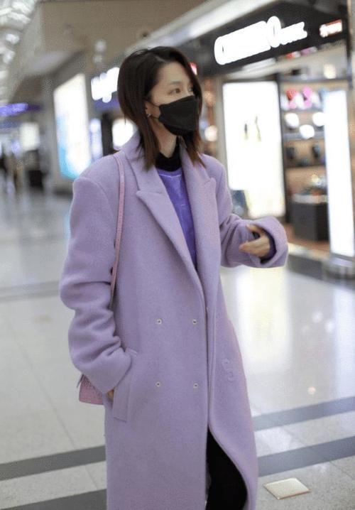 耐看|同色系穿搭好高级!穿灰色风衣配阔腿裤,简约搭配超耐看