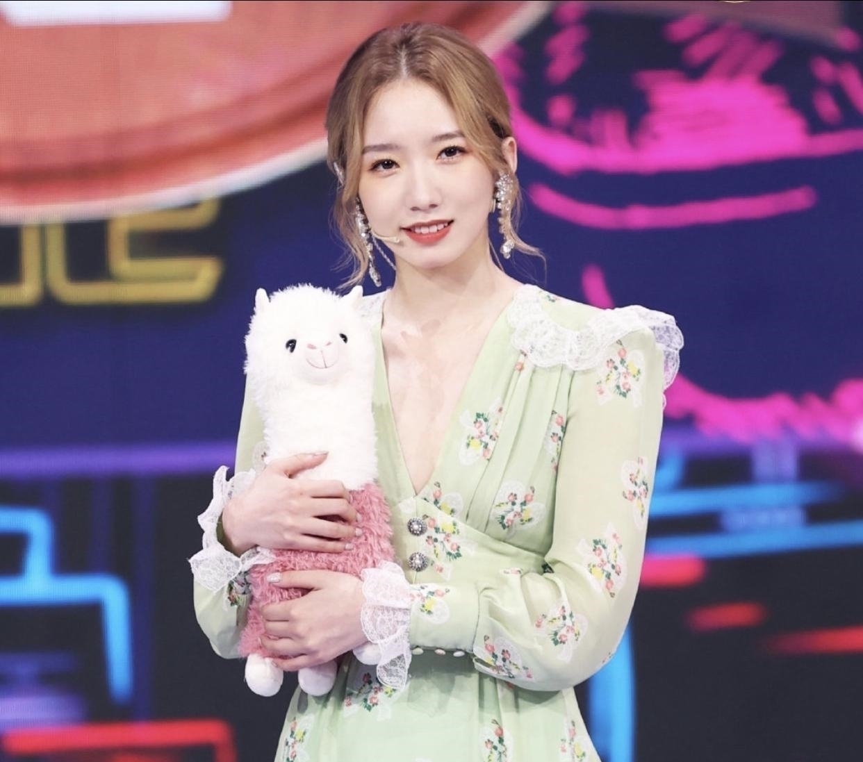 造型|孟美岐參加某節目的造型，深v牛油果綠印花連衣裙，普普通通