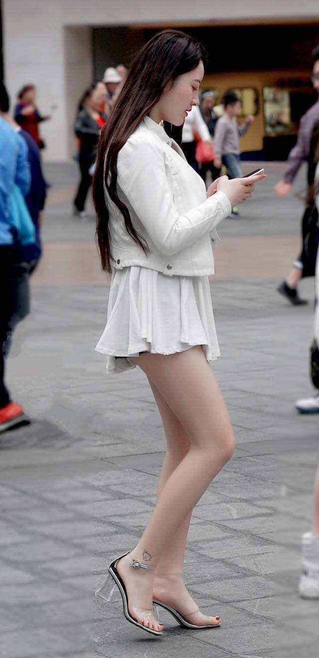 大长腿|街拍:身材高挑的美女,裙子搭配背心,简约大方又不失个性