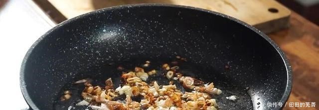 解锁爆汁豆腐新做法,油葱酥的加入,提升美食的灵魂