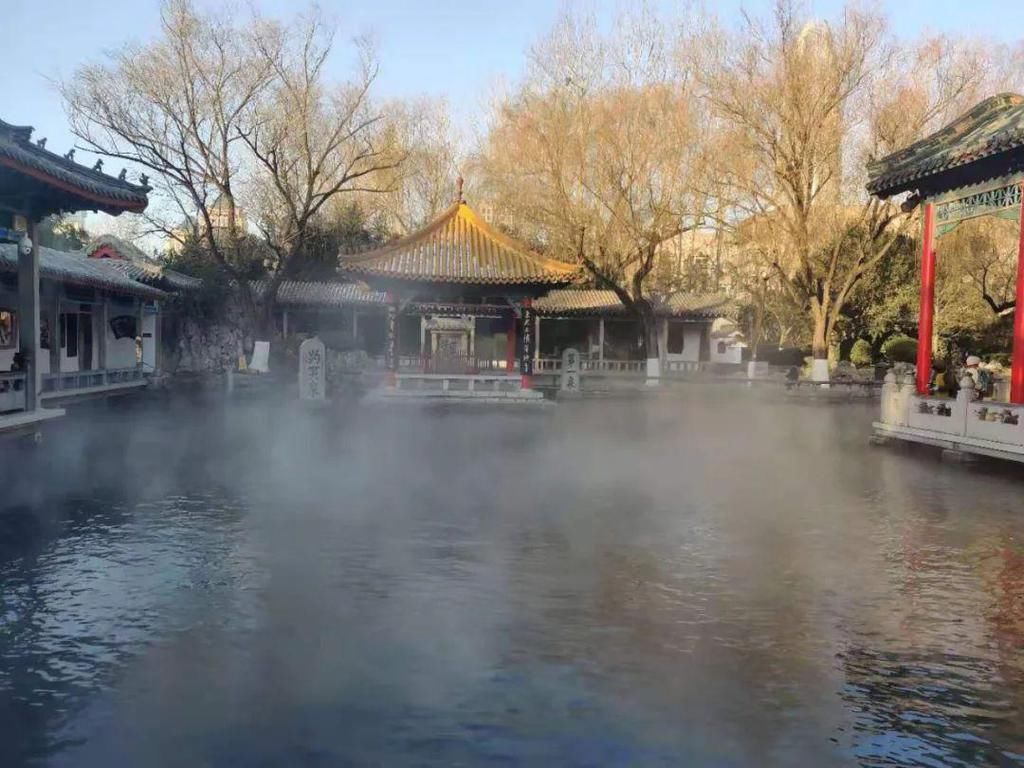 趵突泉“云雾润蒸”再现！﹣19℃的冷空气遇上18℃的泉水，飘然似仙境！