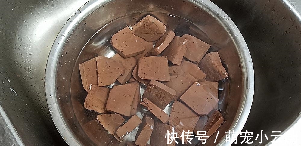 天冷了，这道“麻辣血旺”做来吃，太过瘾，汤汁拌饭都能吃2碗