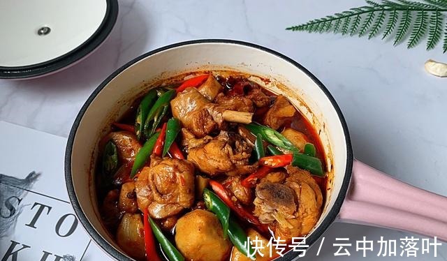 芋头搭配鸡肉这样做，芋头绵软，鸡肉细嫩入味，太解馋了！