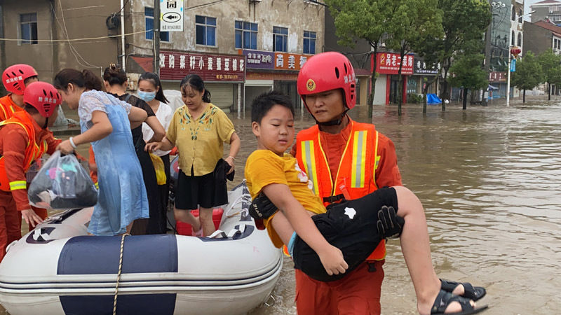 暴雨|湖北襄阳遭遇特大暴雨 消防员出动转移群众
