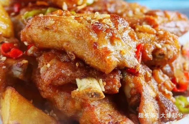 饭店的干锅排骨为啥那么好吃，大厨教你技巧，简单又实用