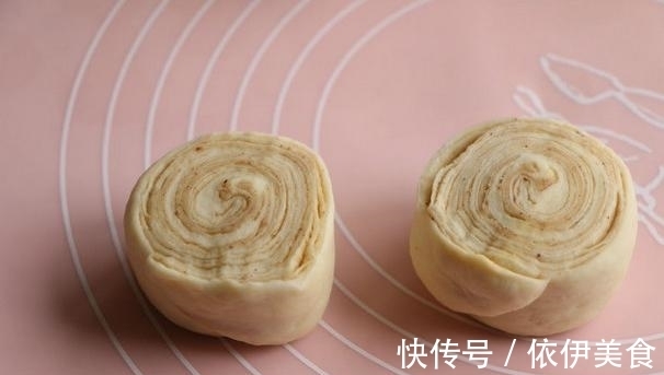 换种口味做烧饼，外酥里嫩咸中带甜，放凉了更好吃