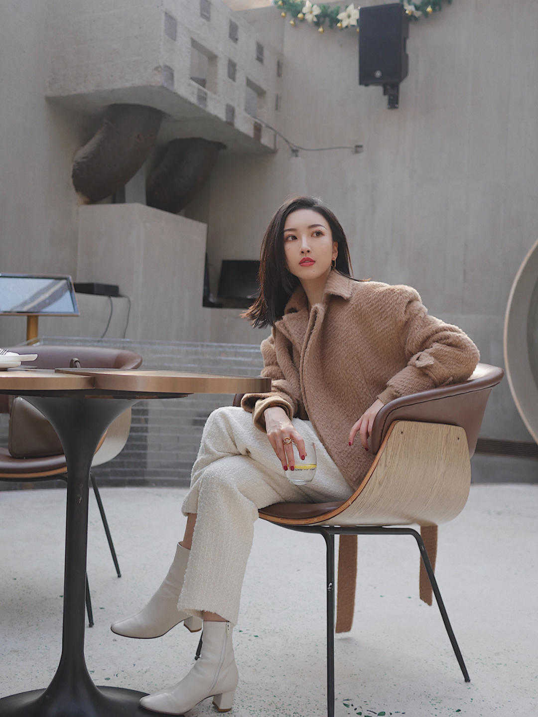 牛仔裤|冬日穿搭的灵感来源,长大衣+直筒裤,又美又飒的