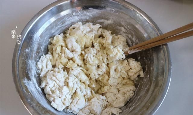 我家常做的快手早餐饼,一锅出两张,柔软筋道,卷上菜可香了